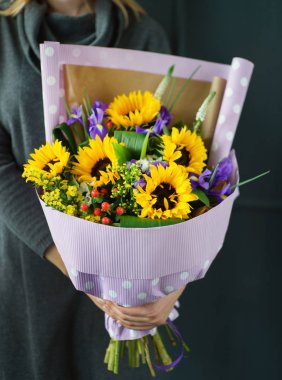 kadın elinde güzel buket 