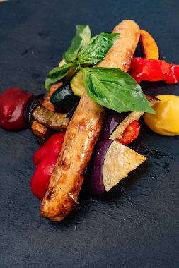 Sosisli makarna, yakın çekim