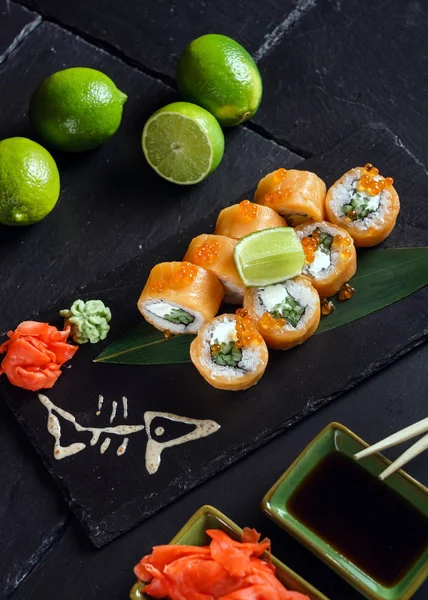 Sushi Fundo Preto Close — Fotografia de Stock