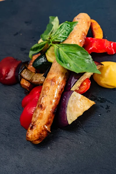 Salsiccia Con Verdure Primo Piano — Foto Stock