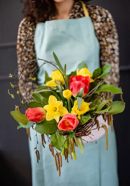 kadın elinde güzel buket 