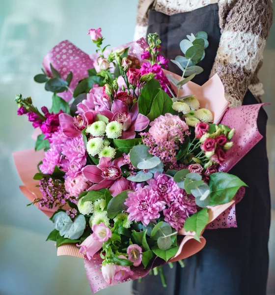 kadın elinde güzel buket 