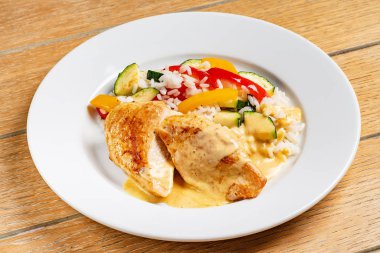 pirinç ve sebze ile tavuk, yakın çekim