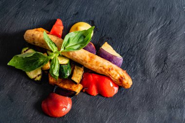 Sosisli makarna, yakın çekim