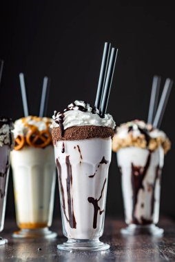 kokteyller siyah arka plan üzerine süt, yakın çekim