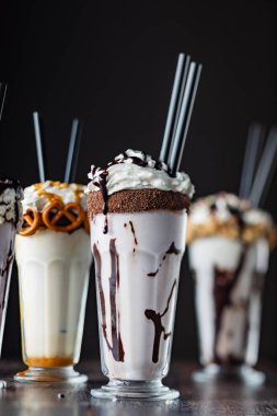 kokteyller siyah arka plan üzerine süt, yakın çekim