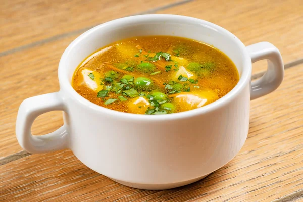 Masanın üzerinde sebze çorbası yakın çekim