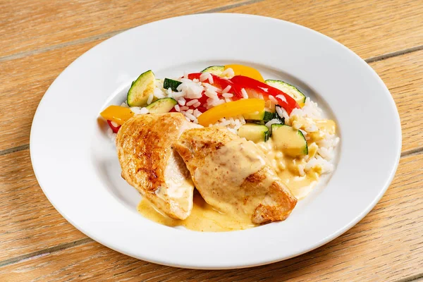 pirinç ve sebze ile tavuk, yakın çekim