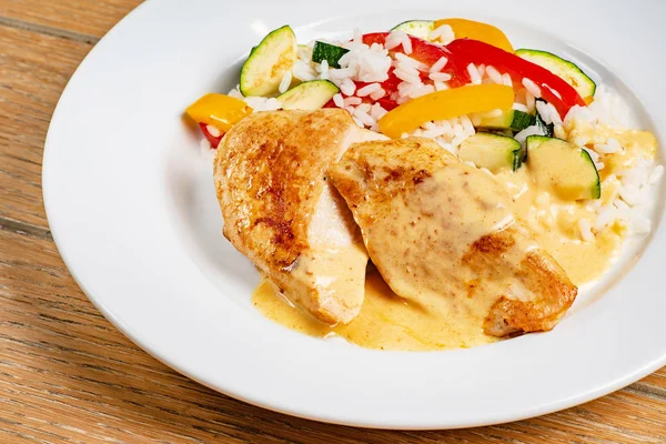 pirinç ve sebze ile tavuk, yakın çekim