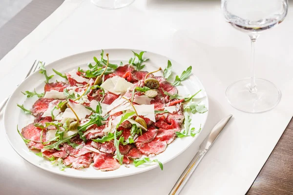 Carpaccio Carne Com Salada Close — Fotografia de Stock