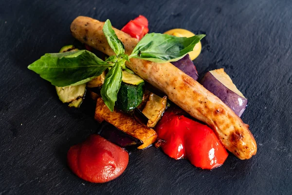 Salsiccia Con Verdure Primo Piano — Foto Stock