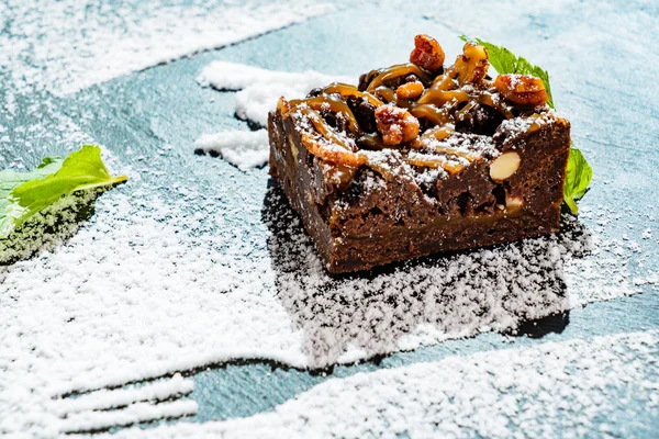 Läcker Brownie Med Mynta Närbild — Stockfoto