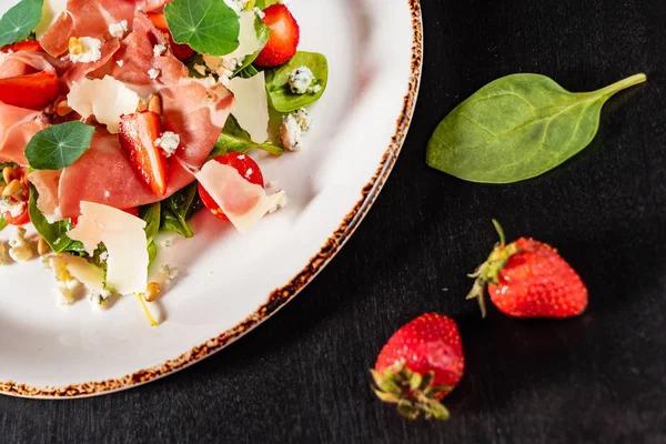 Insalata Fresca Con Fragole Primo Piano — Foto Stock