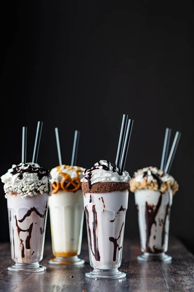 kokteyller siyah arka plan üzerine süt, yakın çekim