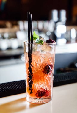 kokteyl barda, yakın çekim