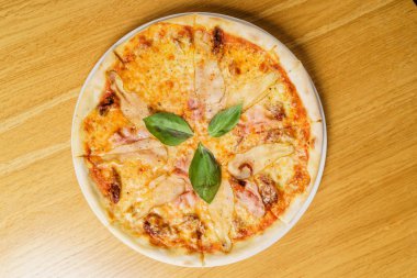 Masanın üzerinde lezzetli pizza yakın çekim