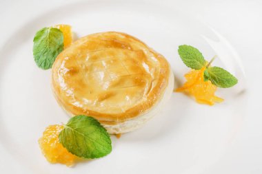 elmalı turta beyaz masaya yakın çekim