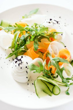 salata beyaz tabakta bahar, yakın çekim