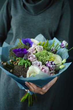 kadın elinde güzel buket 