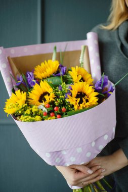 kadın elinde güzel buket 