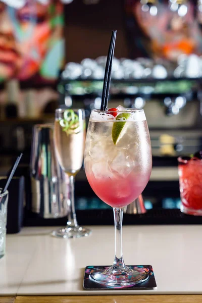 kokteyl barda, yakın çekim