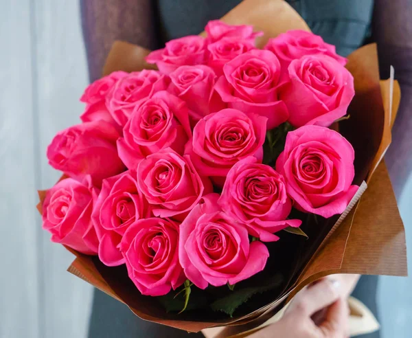 kadın elinde güzel buket 