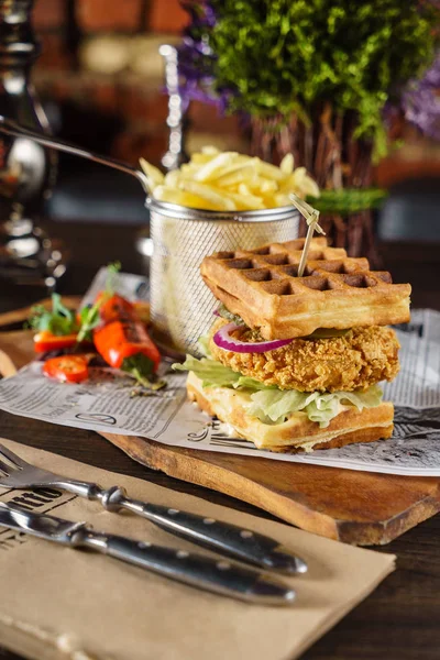 Waffle Sandwich Con Patatine Fritte Vicino — Foto Stock