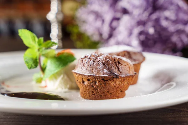 Muffins Chocolat Avec Crème Glacée Gros Plan — Photo