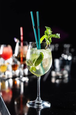 kokteyl barda, yakın çekim