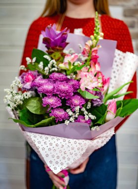 kadın elinde güzel buket 