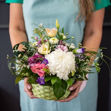 kadın elinde güzel çiçekler 