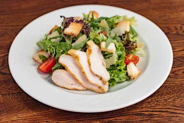 Sezar salata tavuk, yakın çekim