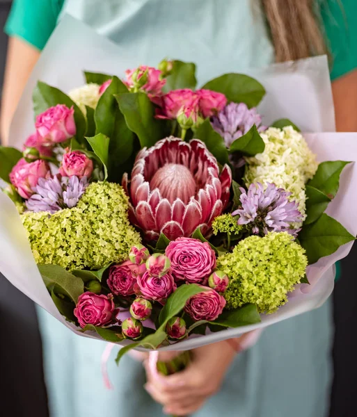 Flores Bonitas Las Manos Mujer —  Fotos de Stock