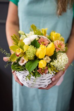 kadın elinde güzel çiçekler 