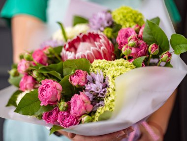 kadın elinde güzel çiçekler 