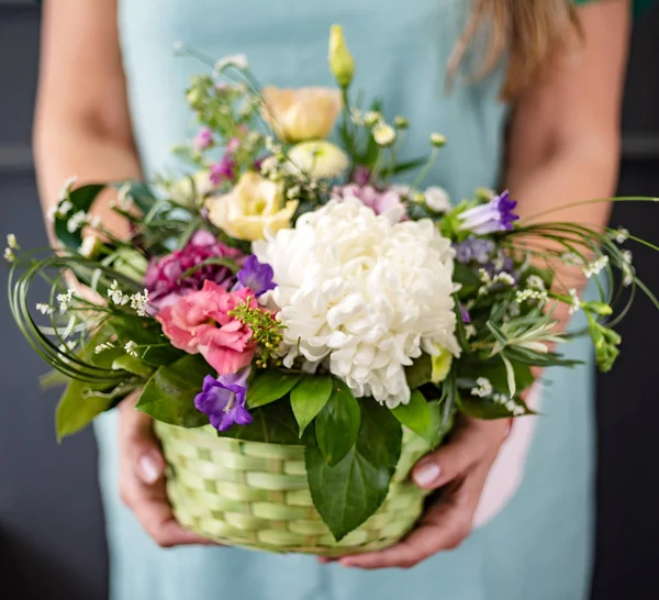 Nice Flowers Hands Woman — Stock Photo, Image