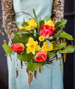 kadın elinde güzel buket 