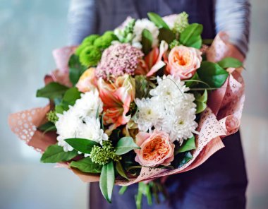 kadın elinde güzel buket 