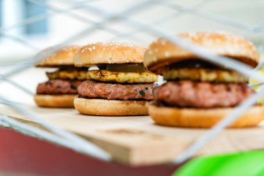 ahşap gemide lezzetli hamburger yakın çekim