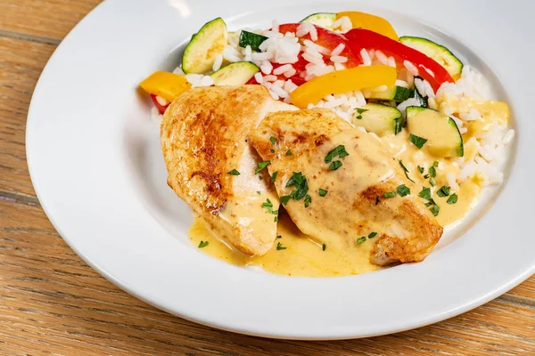 pirinç ve sebze ile tavuk, yakın çekim