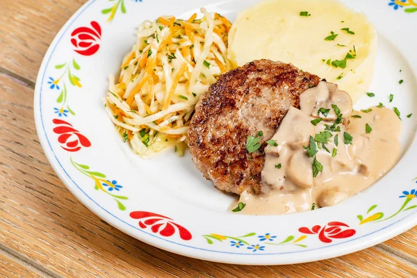 Köfte Patates püresi ile yakın çekim