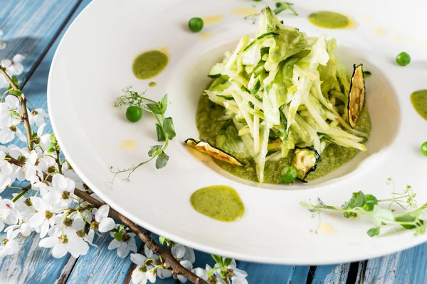 Grüner Salat Mit Pesto Nahaufnahme — Stockfoto