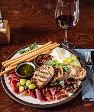 etli meze ve şarap, kapat