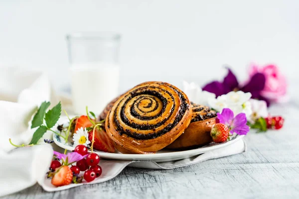 rulo tarçın fırından yeni çıkmış, yakın çekim