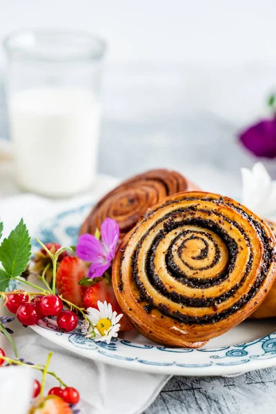 rulo tarçın fırından yeni çıkmış, yakın çekim