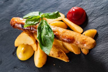 Sosisli makarna, yakın çekim