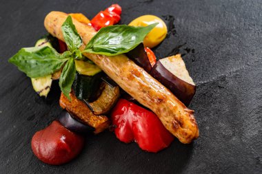 Sosisli makarna, yakın çekim