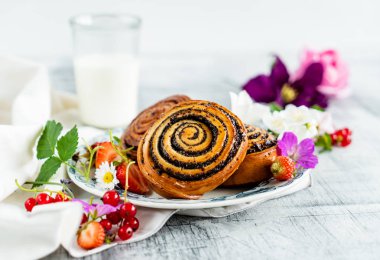 rulo tarçın fırından yeni çıkmış, yakın çekim