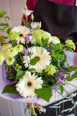 kadın elinde güzel buket 