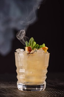 kokteyl barda, yakın çekim